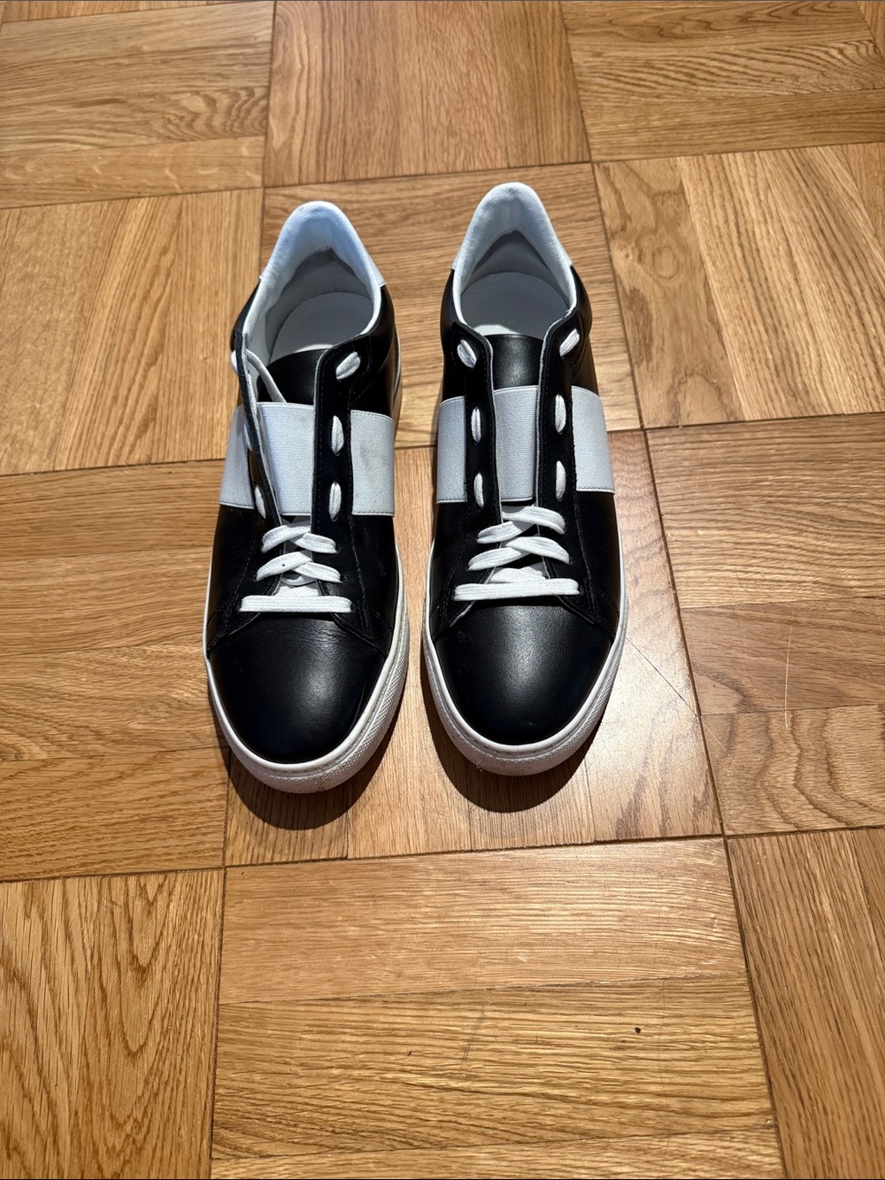 Black and White Women’s Low-Top Fashion Sneakers